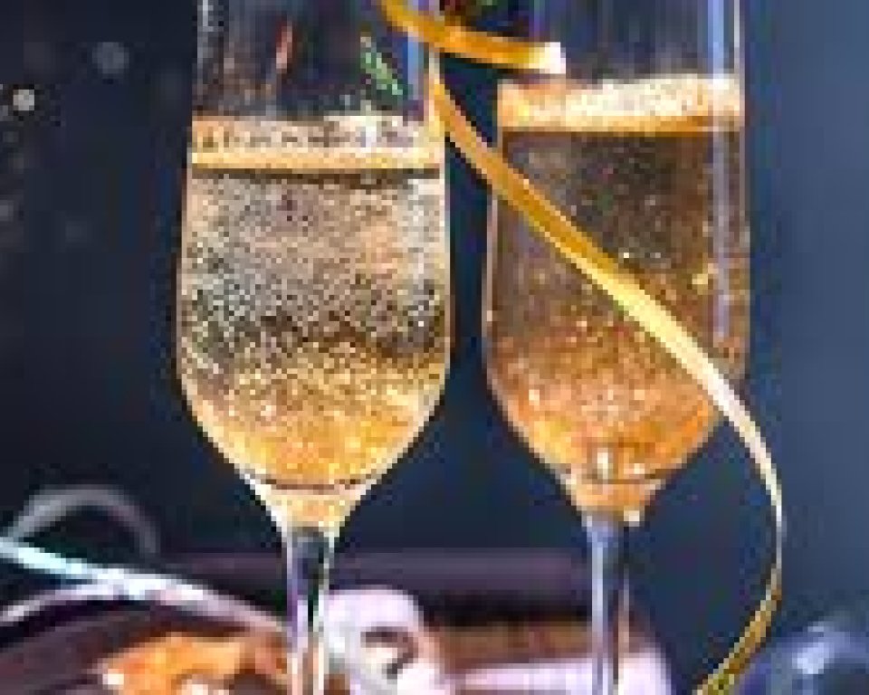 twee glazen champagne